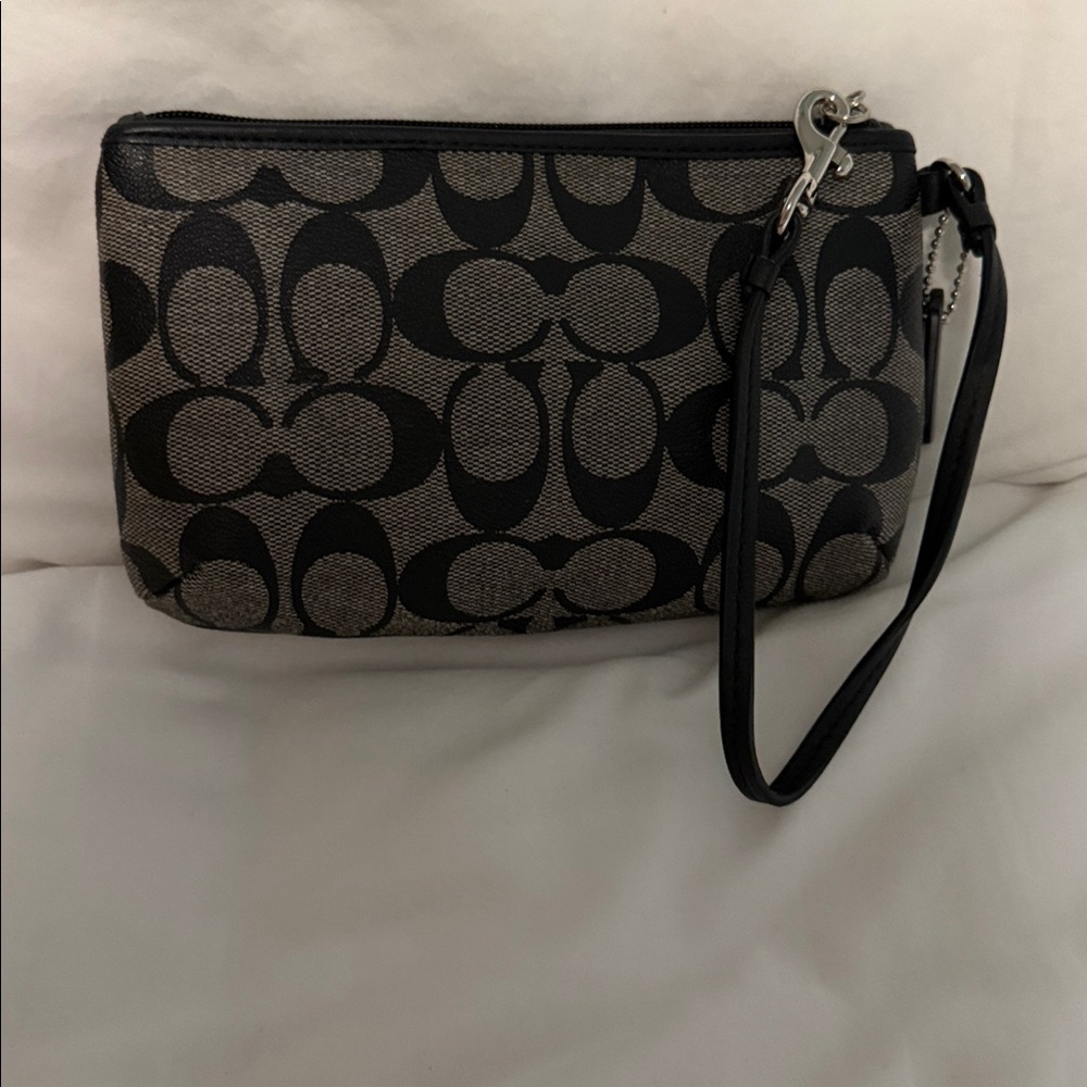 Coach Horse and Carriage signature Monogram Black and white Wristlet Like New! - Picture 2 of 8